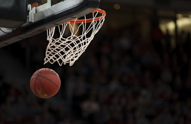 NBA总决赛激烈对抗 - 球员突破上篮